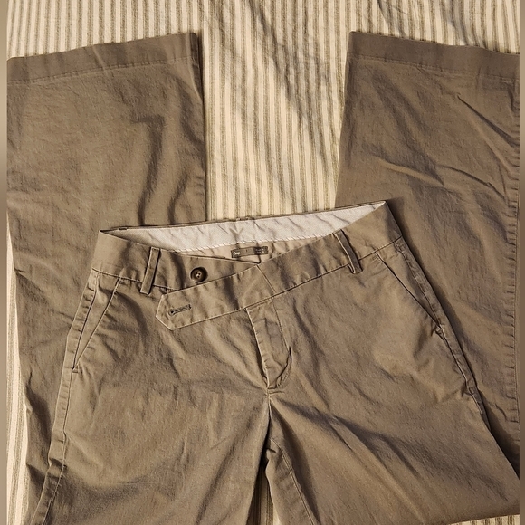GAP Straight Fit Flared Leg Pants khaki size 6 Regular - Picture 1 of 3